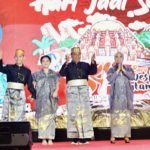 Didampingi Pj Ketua TP PKK, Pj Gubernur Buka Gelaran Fashion Show Batik Khas Sulsel