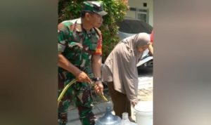 Pangdam XIV Hasanuddin Mayjen TNI Totok Imam Santoso Salurkan Bantuan Air Bersih ke Warga