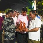 Putar Kemudi Kapal Pinisi, Pj Gubernur Bersama Pimpinan OJK Launching Program EKI di Desa Lembanna