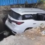 Mobil Furtuner Dikemudikan Mahasiswa Masuk Selokan di Makassar