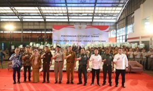 Pj Sekprov Serahkan Sertifikat Tanah ke Warga di Lima Daerah se Sulsel