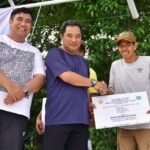 Jalan Sehat Bersama Warga Maros, Pj Gubernur Bahtiar Serahkan Bantuan Sembako dan Alsintan