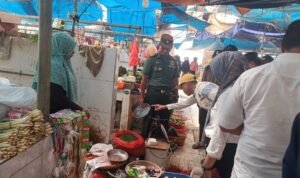 Pabun Luwu Utara Ikut Pantau Harga Bahan Pokok Jelang Natal dan Tahun Baru di Pasar Bonebone