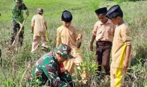 TNI AD Bersama Siswa Madrasa dan Warga di Luwu Timur Tanam 500 Bibit Pohon