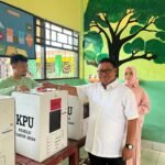 Pj Wali Kota Palopo dan Istri Mencoblos di TPS 2 Tomarundung