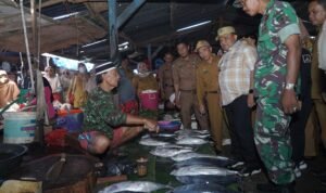 Pj Bupati Luwu Pantau Harga Bahan Pokok Di Pasar Rakyat