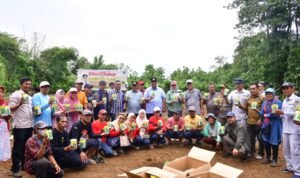 Upaya Pj Gubernur Bahtiar Lestarikan Kawasan Rammang-rammang, Tanam Sukun Hingga Tebar Benih Ikan
