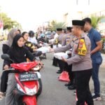 Hampiri Pengguna Jalan, Kapolres Morowali Bagi Takjil Depan Masjid Agung Funuansingko