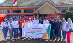 Bupati Delis Serahkan Bantuan ke Warga Terdampak Banjir di Petasia Barat