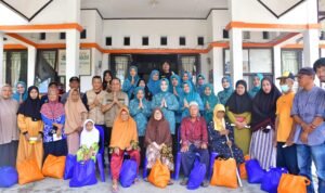 Pj Ketua TP PKK Palopo Serahkan Bantuan Paket Sembako di 9 Kecamatan