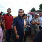 Andi Sudirman-Andi Amar Kunjungi Korban Banjir di Wajo, Bawa 20 Ton Beras