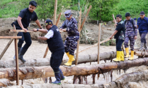 Lewati Titian Bambu di Tengah Deras Arus Sungai, Pj Gubernur Bahtiar Temui Warga Korban Bencana di Latimojong dan Bajo Barat