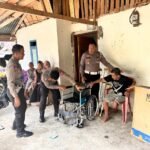 Peringati HUT ke 78 Bhayangkara, Polres Lutra Berikan Bantuan Kursi Roda