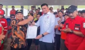 Pj Bupati Luwu Terima Langsung Bantuan PMI Sulsel di Posko Induk