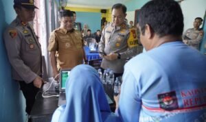 Pj Bupati Luwu Tinjau Pelaksanaan Pasar Murah dan Perekaman KTP Elektronik di Bua