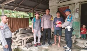 Korban Banjir di Desa Sampeantaba Dapat Beras dari Polres Morowali