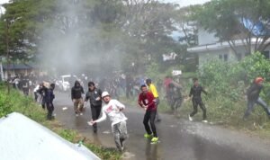Ricuh di KPU Palopo Sulsel, Massa Bentrok dengan Polisi