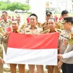 Peringati HUT RI Ke-79, Kepala Bakesbangpol Palopo Buka Gerakan Pembagian Bendera Merah Putih