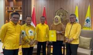 Golkar Serahkan B1-KWK ke Andi Sudirman – Fatmawati di Pilgub Sulsel, TP Siap Tegak Lurus