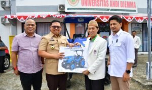 Asrul Sani Serahkan Bantuan Alsintan dari Kementan Kepada Unanda Palopo