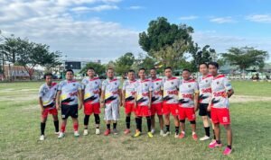 Melintas di Kota Palopo, Andi Sudirman Sempatkan Main Bola