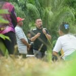 Temui Petani di Kebun, Warga Harap Irwan-Puspa Tetap Merakyat Jika Terpilih