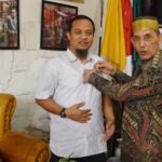Raja Gowa Sematkan Pin Kerajaan pada Sudirman Sulaiman