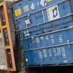 Truk Kontainer Bawa Minyak Goreng 30 Ton Terguling di Jalan Pettarani Makassar