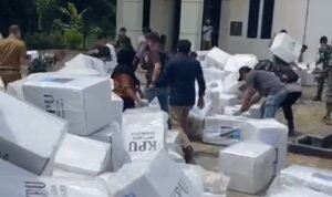 Kantor KPU Morowali terbakar