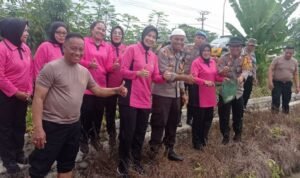 Bersama Kapolres, Ketua Bhayangkari Cabang Palopo Hadiri Panen Raya P2L Perikanan