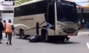 Pengendara Motor Terseret di Bawah Bus Pemkot Makassar
