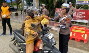 Satlantas Polres Morowali Gelar Aksi Bagi Takjil dan Edukasi Keselamatan Lalu Lintas