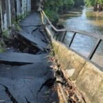 Akses Jalan dan Jembatan di Kebon Manggis Lumpuh Akibat Longsor Turap