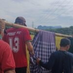 Nenek di Barru Ditandu Lewati Sawah Demi Dapatkan Perawatan Medis