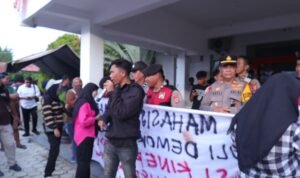 Aliansi Masyarakat Peduli Demokrasi Demo KPU, Tuntut Transparansi dalam PSU Pilkada Palopo