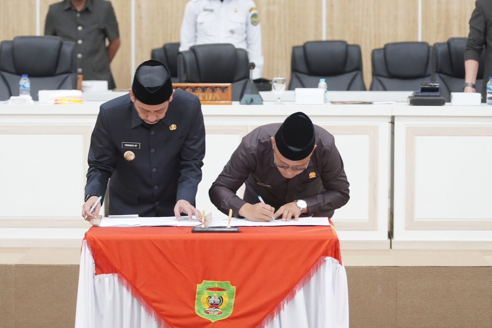 Pj Wali Kota Palopo, Firmanza DP dan Ketua DPRD Darwis menandatangani Keputusan Bersama DPRD dan Wali Kota Palopo terkait persetujuan terhadap Ranperda Pertanggungjawaban Pelaksanaan APBD Tahun Anggaran 2024, Rabu (9/7/2025). (ist)