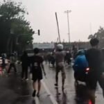 Pelajar dan Aparat Bentrok di Pejompongan, KRL Terganggu