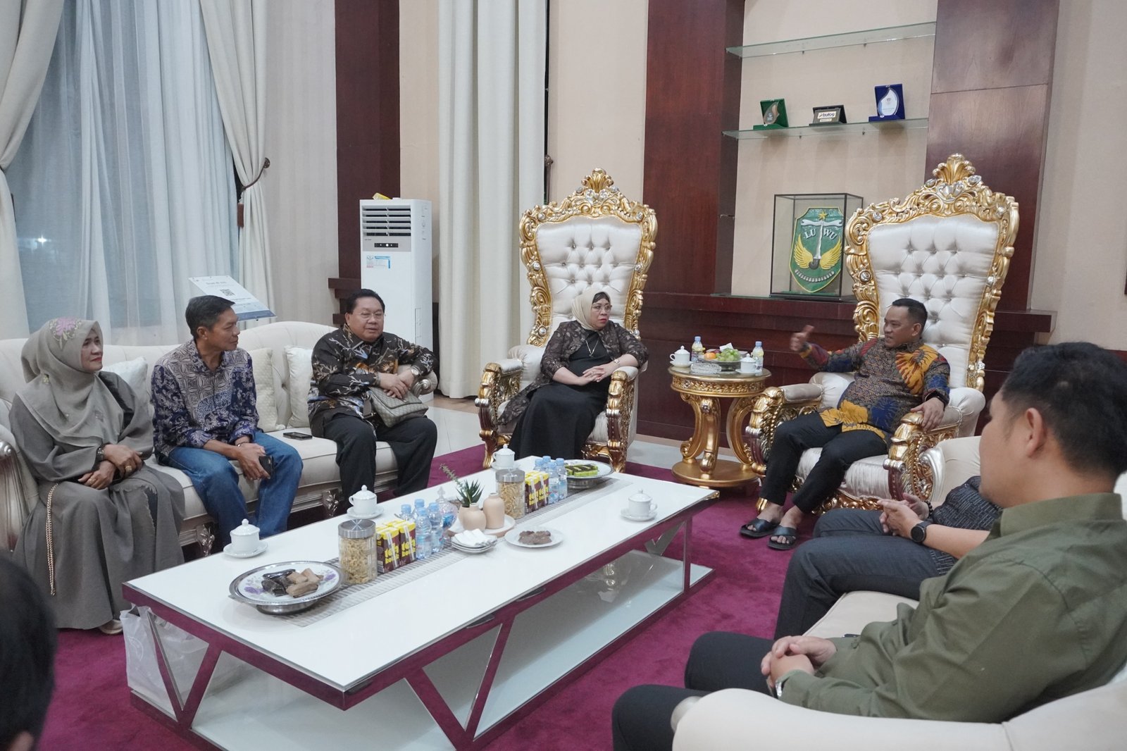 Bupati Luwu, H. Patahudding, bersama Ketua TP-PKK Hj. Kurniah Patahudding menerima kunjungan kekeluargaan Duta Besar RI untuk Kuwait, Lena Maryana Mukti bersama rombongan di Rumah Jabatan Bupati Luwu, Kelurahan Pammanu, Kecamatan Belopa Utara, Rabu malam, 10 September 2025. (ist)