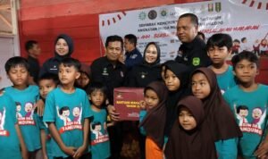 Dampingi Wali Kota Palopo, Kandisos Salurkan Bantuan ke Murid SDN 58 Tandung