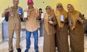 Lau Jiha Ikut Aktifkan IKD, Tegaskan Dukungan DPRD Lutim Terhadap Digitalisasi Administrasi