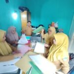 DPK Lutim Gelar Pembinaan, Perkuat Pengelolaan Arsip Desa di Lakawali Pantai