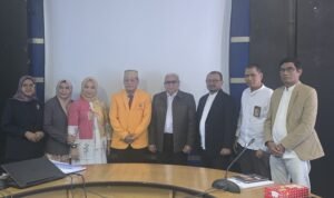 Di Tengah Kesibukan Politik, Senator Waris Halid Jalani Seminar Disertasi di UNM