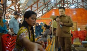 Wabup Luwu Buka Pelatihan Tenun, Dorong UMKM Adaptif di Era Digital
